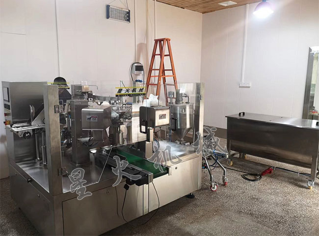 全自動(dòng)拌飯醬包裝機(jī)設(shè)備展示