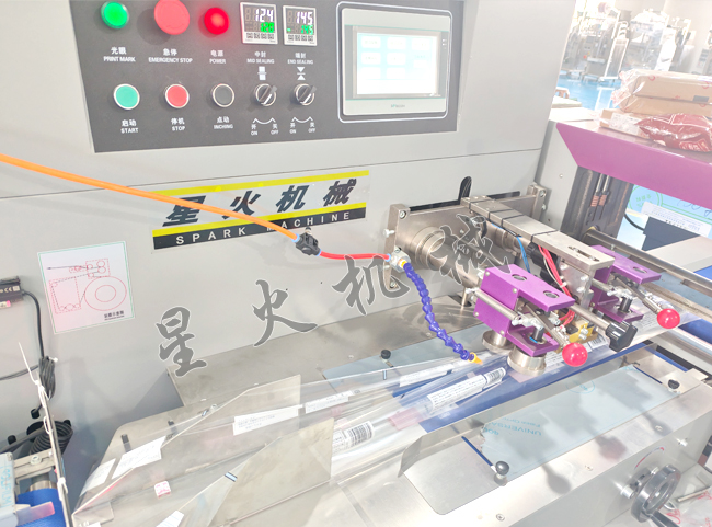 全自動(dòng)枕式包裝機(jī)展示